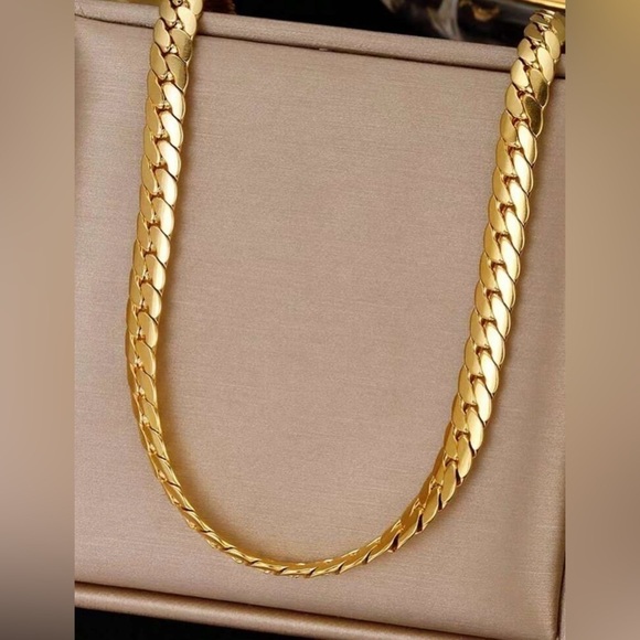 Luxury 18k Gold Flat Chain - Picture 3 of 4